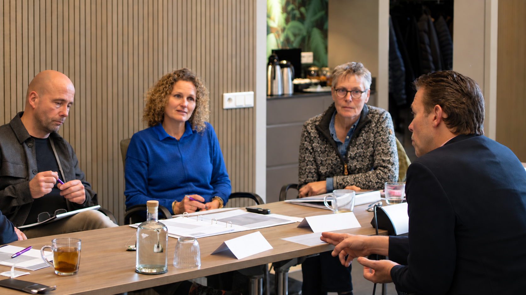 Roeland in gesprek met deelnemers tijdens een training